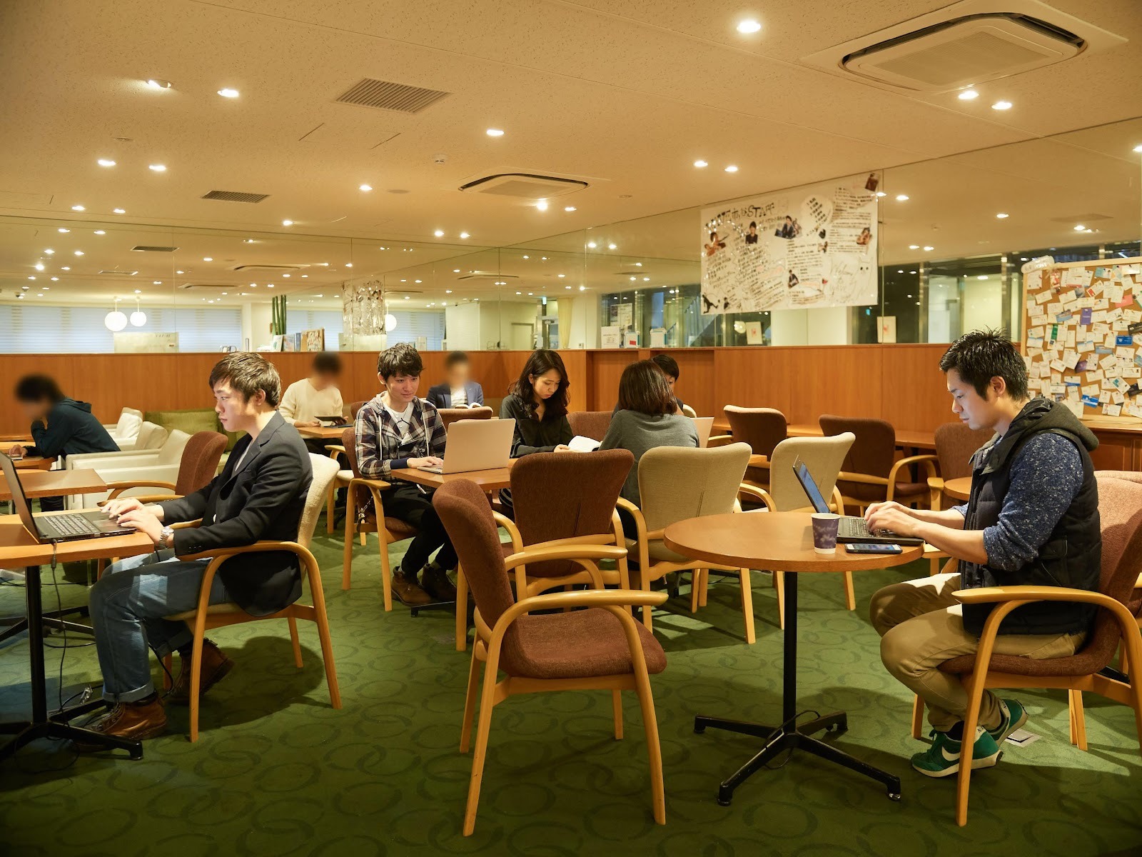 【事例多数】失敗しないフリーアドレスのレイアウト設計｜目的別の選び方と導入ポイントを解説