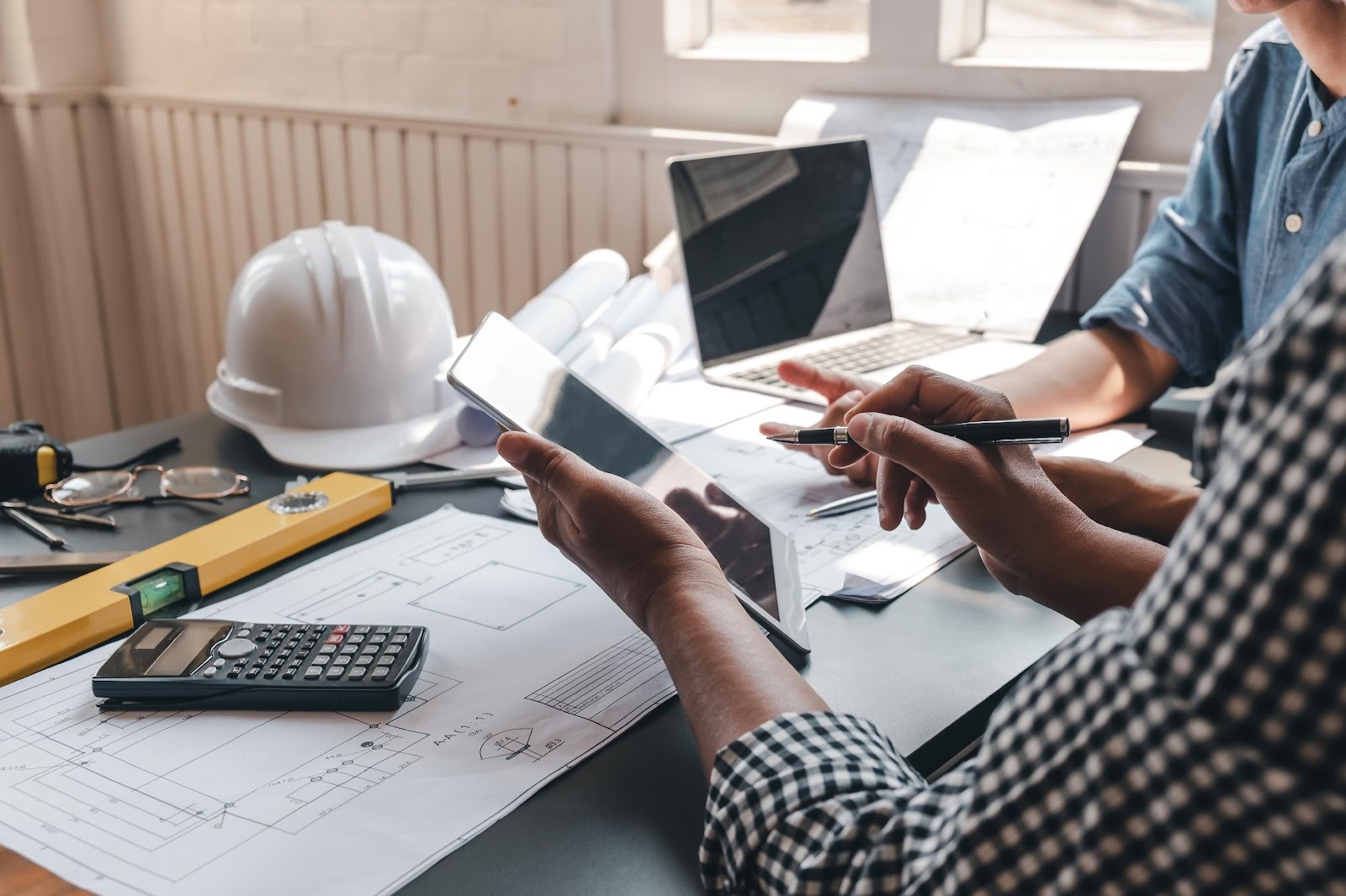 【完全版】オフィスの寸法・レイアウト設計ガイド｜一人当たり面積から役職者配置、動線計画まで