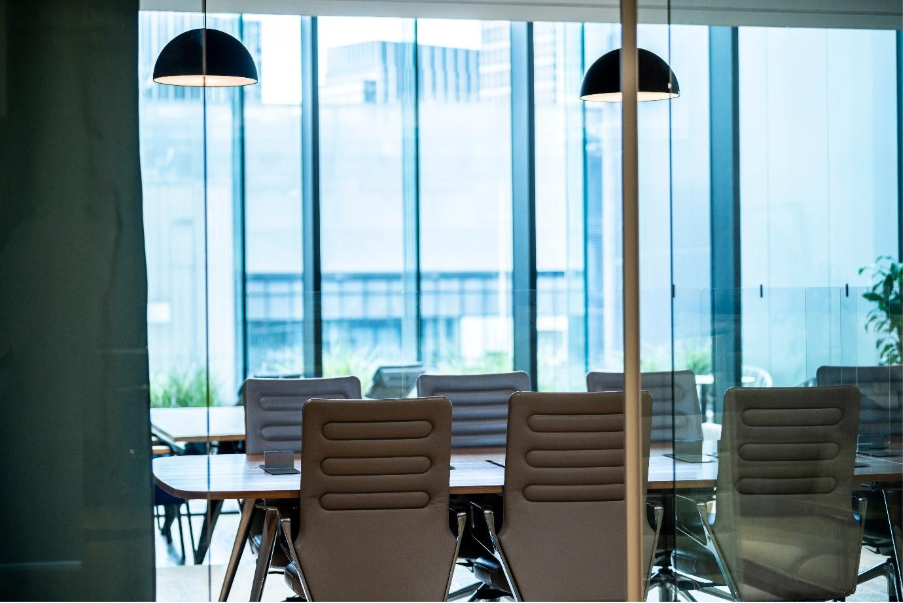 サテライトオフィスと支店の違いとは？コスト・登記・機能の比較でわかる最適な拠点